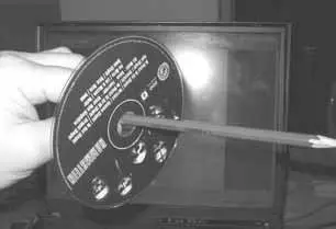 На фото наденем диск на карандаш чтобы раскрутить его как колесо Жуковского - фото 127
