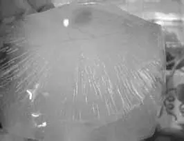 На фотографии видно что внутри куска льда образуются как бы пузырьки - фото 18
