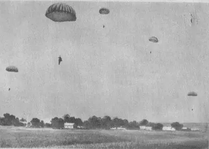 В воздухе первые десантники 1930 г Перед посадкой в самолет М В Бойцов - фото 2