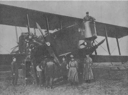 Подготовка к полету 1935 г М А Савицкий Г Е Котельников - фото 6