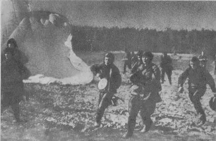 Атака 1935 г Первые армейские мастера парашютного спорта Слева направо - фото 18