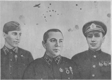 Первые армейские мастера парашютного спорта Слева направо Н Остряков П - фото 19