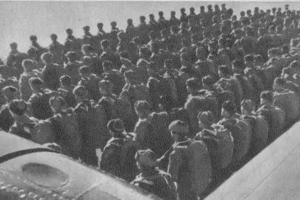 Перед посадкой в самолеты В освобожденном селе 1942 г Р Ибаррури - фото 36