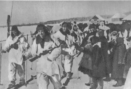 В освобожденном селе 1942 г Р Ибаррури Н Ф Обухов - фото 37