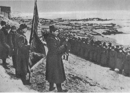 Генерал В И Чуйков вручает гвардейское Знамя 39й стрелковой дивизии П П - фото 50