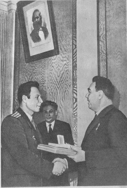 Председатель Президиума Верховного Совета СССР Л И Брежнев вручает орден - фото 111