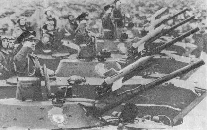Десантники на Красной площади Генерал армии А А Епишев в одной из - фото 113