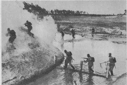 Через водную преграду Маршал Советского Союза Н В Огарков третий справа - фото 121