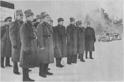 Маршал Советского Союза Н В Огарков третий справа и генералполковник Д С - фото 122