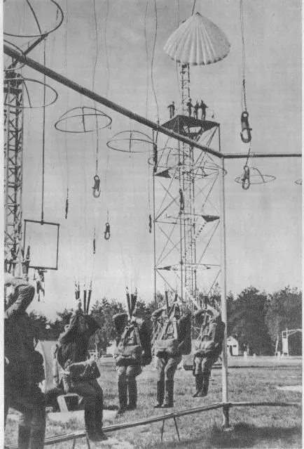 На парашютной вышке Трижды Герой Советского Союза И Н Кожедуб снимок - фото 130