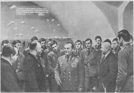 Трижды Герой Советского Союза И Н Кожедуб снимок вверху и летчиккосмонавт - фото 131