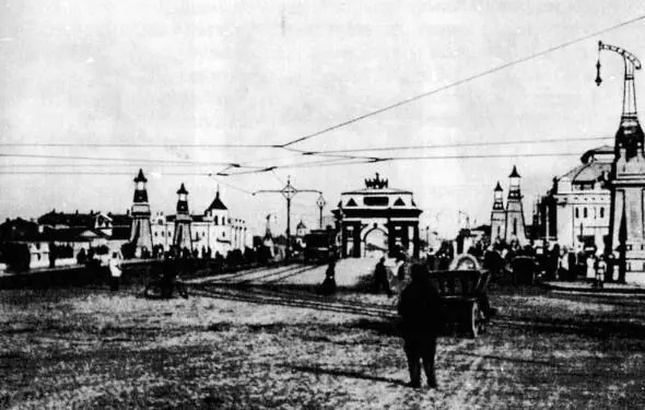 Триумфальные ворота в ознаменование победы над французами в 1812 году возле - фото 21
