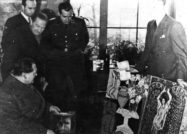 Париж 2 декабря 1941 г Герман Геринг в музее ЖёдеПом Бруно Лозе - фото 22