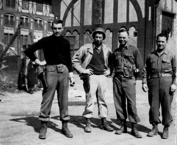 Бернтероде Германия май 1945 г Хранители памятников Джордж Стаут слева - фото 38