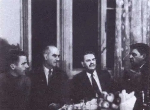 Ефремов с коллегами в гостях у П К Чудинова 1961 г Елена Дометьевна в - фото 48
