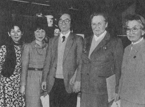 После интервью в Асахи симбун 1986 г в центре научный обозреватель газеты - фото 5