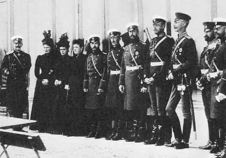 К Р пятый справа Император Николай II седьмой справа Императрица - фото 49