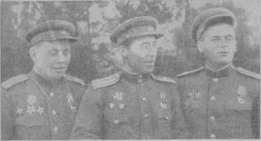 Слева направо начальник штаба 250го стрелкового полка майор В А Писарев - фото 47