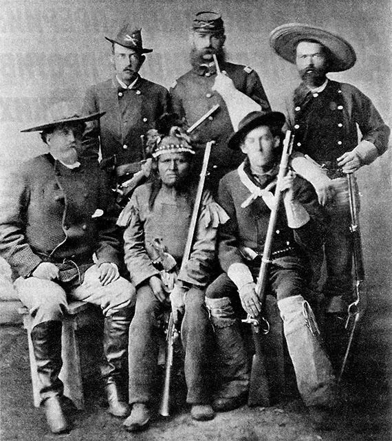 Американские военные со скаутом апачей Аризона 1875 год Один из немецких - фото 23
