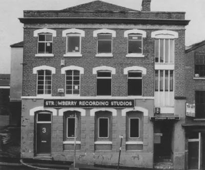Strawberry Studios Намеренно это было сделано или нет но жены и девушки - фото 7