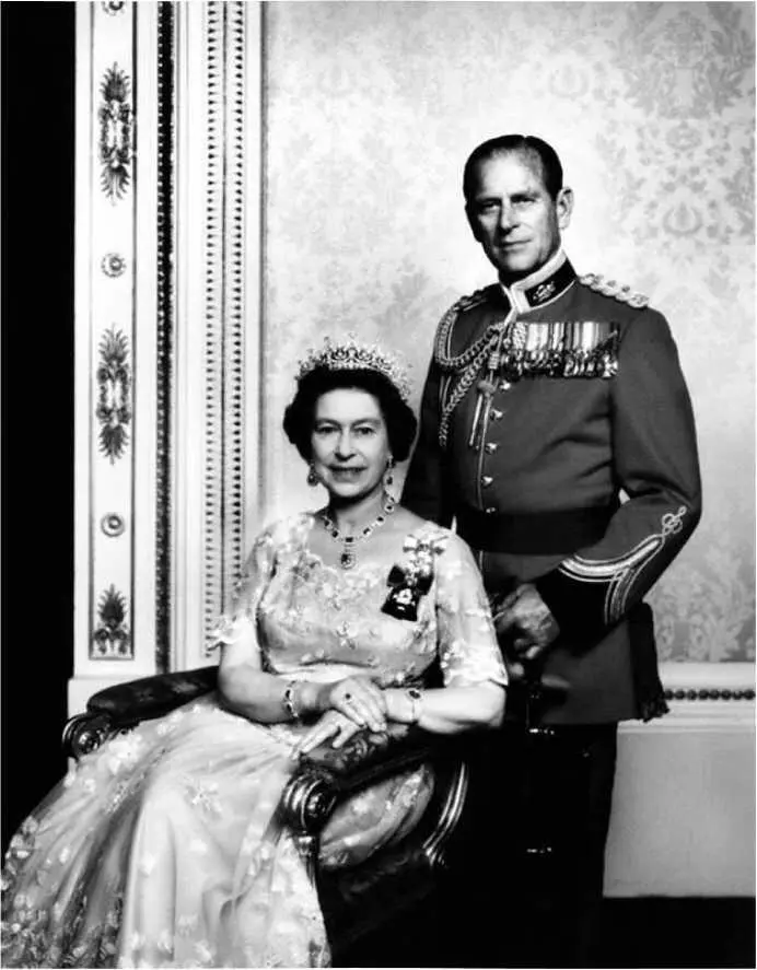 Королева Елизавета II и ее супруг герцог Эдинбургский Филипп Благодаря этой - фото 28