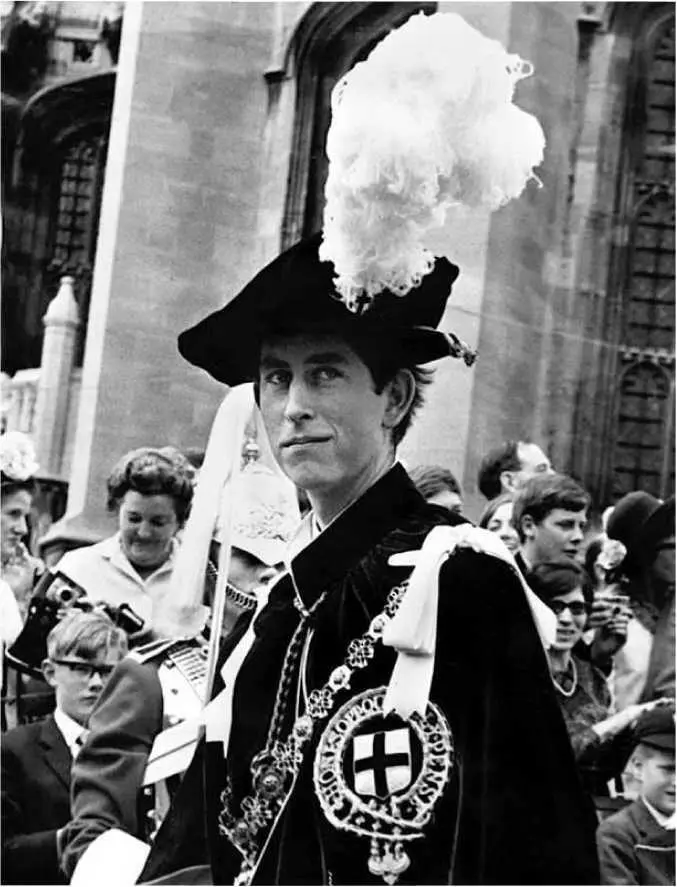 В 1968 году Чарльз стал рыцарем Благороднейшего Ордена Подвязки На церемонии в - фото 29