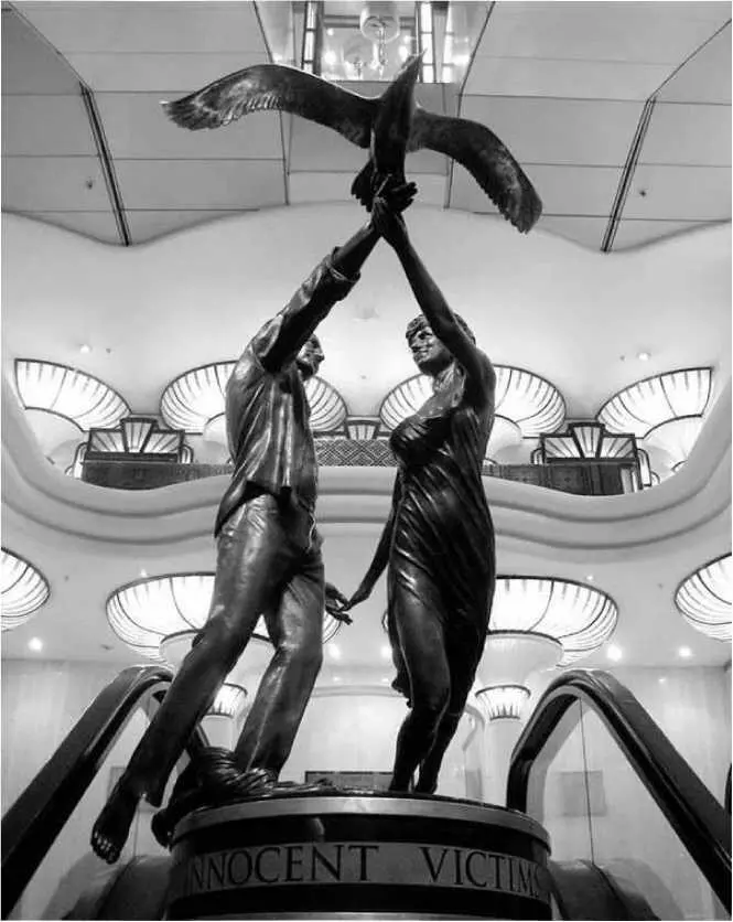 Памятник погибшим влюбленным Доди и Диане в лондонском универмаге Harrods - фото 108