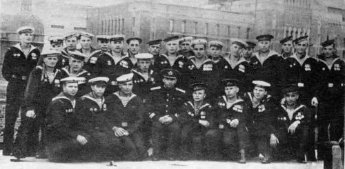 Участники Парада Победы 24 июня 1945 года Среди них двое с подводной лодки - фото 51