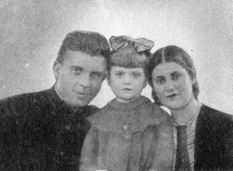 А И Маринеско с женой Ниной Ильиничной и дочерью Лорой 1937 год На - фото 53
