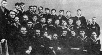 Группа подводников Ленинград 1945 год Расчет 100миллиметрового орудия - фото 55