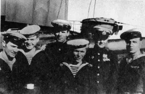 Члены экипажа С13 А И Маринеско среди военных моряков 1947 год В - фото 57