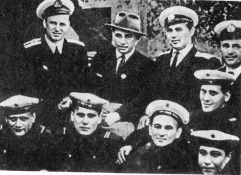 А И Маринеско среди военных моряков 1947 год В Ф Трибуц и А И - фото 58