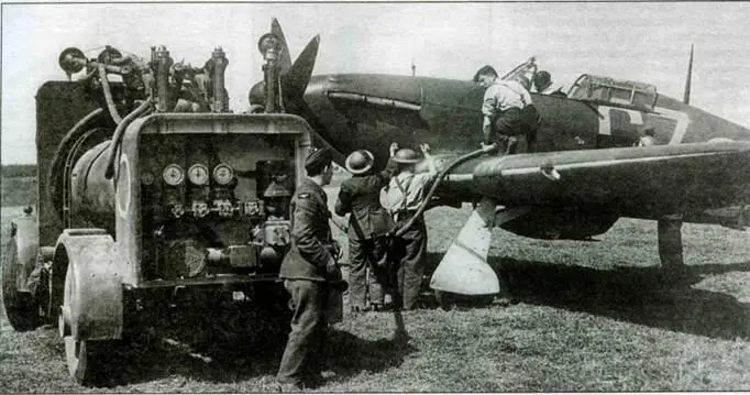 Заправка Харрикейна I 32й эскадрильи аэродром БиггинХилл 16 августа 1940 - фото 17