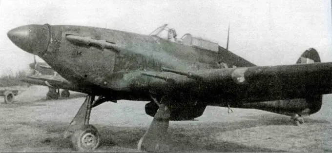 Выкрашенный в черный цвет ночной истребитель Харрикейн Mk IIС 245й - фото 29