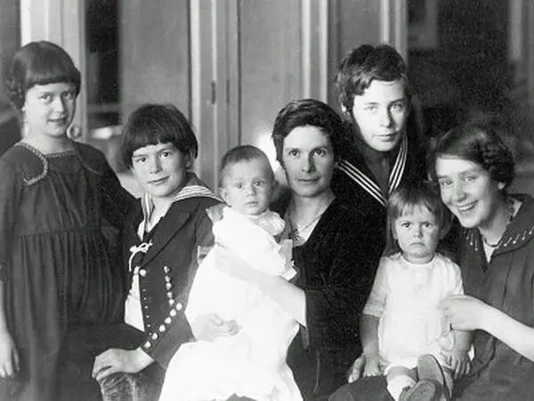Катя Манн с детьми слева Моника Голо Михаэль Катя Манн Клаус Элизабет - фото 4