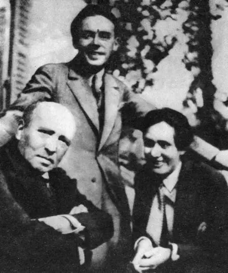 Клаус и Эрика Манн с издателем С Фишером в год написания 1928 Вокруг света - фото 19