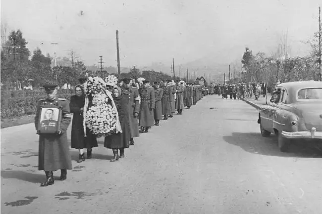 Похороны подполковника Фёдора Брыль в Закавказье 1955 Похороны п - фото 88