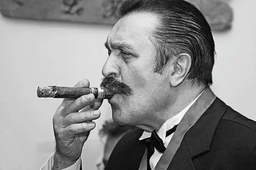 Легенда русского шансона Вилли Иванович Токарев раскуривает именную сигару Дон - фото 131