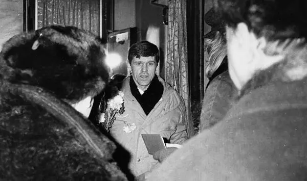 Александр Новиков выходит к поклонникам после первого концерта в Театре - фото 138