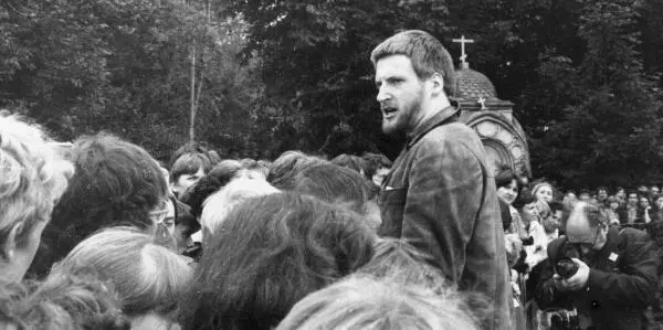 Никита Джигурда выступает на могиле Высоцкого на Ваганьково Москва 1984 г - фото 144