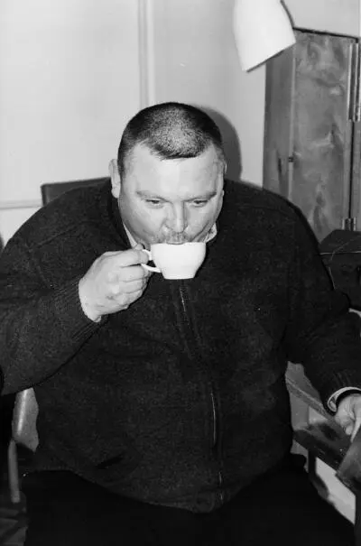 Михаил Круг отдыхает в гримерке после концерта Петербург конец 90х годов - фото 164