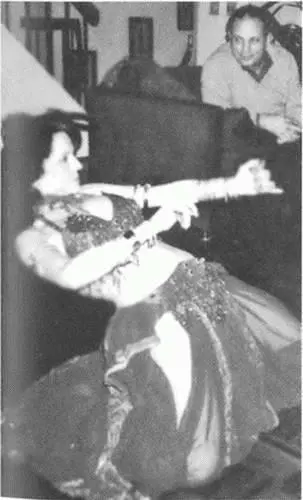 Фельдмаршал Мохаммед Али Газала восхищается танцовщицей Кэрол Шэннон из свиты - фото 8