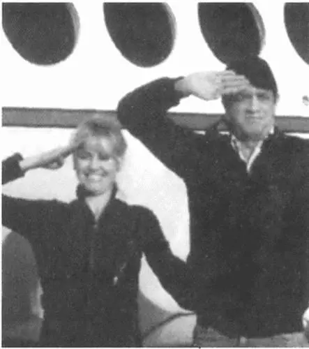 Чарли и Синтия Гейл по прозвищу Снежинка на фоне печально известного самолета - фото 17