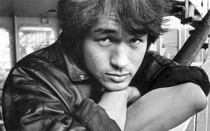 Виктор Цой Летом 1981 г Виктор совместно с А Рыбиным и О Валинским создал - фото 256