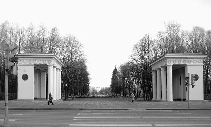 Московский парк Победы Пропилеи Фото 2013 г От обозначенного пропилеями - фото 264