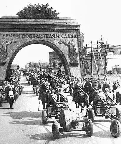 Временные триумфальные ворота на Средней Рогатке 1945 г В 19411944 гг - фото 275