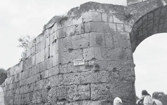 Рис 462 ЧуфутКале Фотография 2004 года Рис 463 ЧуфутКале - фото 128