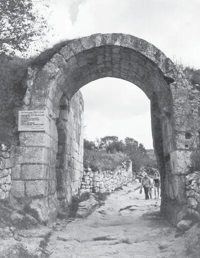 Рис 471 Ворота в ЧуфутКале Фотография сделана ТН Фоменко в 2004 году - фото 137