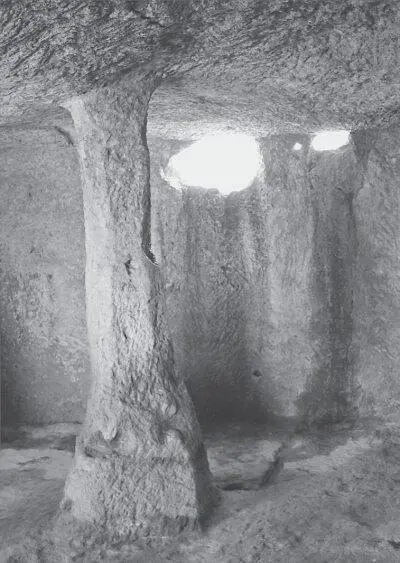 Рис 475 Двухярусная пещера в ЧуфутКале Фотография 2006 года Рис 476 - фото 141