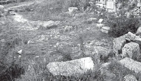 Рис 479 Остатки фундамента церквимечети в ЧуфутКале Фотография 2006 года - фото 145